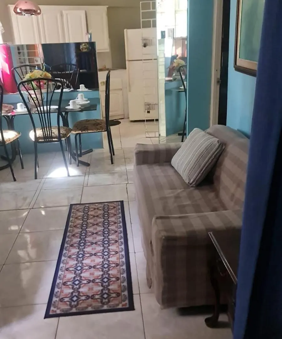 Kingston Tropical Retreat Apartamento 0*,